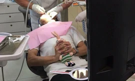 Nam thanh niên ôm gấu bông đi khám răng để... giảm đau?