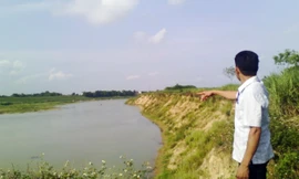 Vị trí phát hiện vật thể lạ dưới lòng sông Chu. Ảnh: Hoàng Lam.