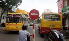 Những tuyến đường trung tâm Đà Nẵng đang bị chèn lấn bởi nhiều tuyến xe buýt chạy trùng tuyến. Ảnh: Nguyễn Thành.