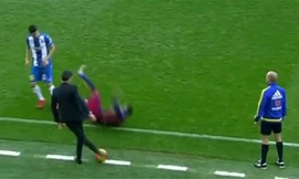 Tròn mắt xem HLV làm ảo thuật với trái bóng