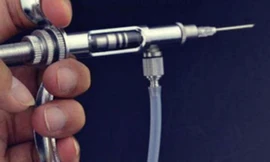 Cán bộ thú y đâm trưởng thôn bằng xi lanh tiêm gia súc