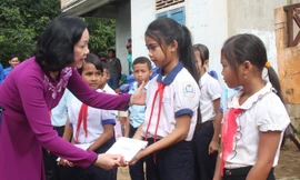 Thăm và tặng quà cho mẹ VNAH, trẻ em nghèo tại Đắk Lắk
