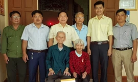 Đoàn công tác trao quà và hỗ trợ bằng tiền mặt đối với các mẹ VNAH.