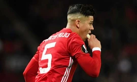 HLV Mourinho cho học trò ăn chuối ngay trên sân