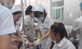 Bệnh viện 115 Nghệ An phải huy động hết y bác sĩ đến cấp cứu kịp thời cho công nhân.