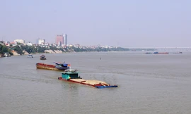 Với tốc độ xây dựng nhanh chóng tại Hà Nội, lượng cát tiêu thụ mang lại nguồn lợi cho nhà đầu tư nạo vét và tận thu cát.