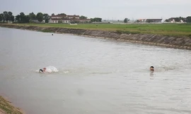 Cha đưa con ra sông tập bơi, 2 cha con cùng chết đuối