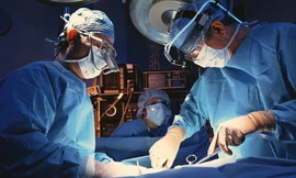 Gãy "của quý" xảy ra khi yêu "quá nhiệt tình".