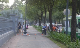 UBND quận 1, TPHCM cho biết đã nhận được nhiều ý kiến về việc lắp đặt rào chắn trên vỉa hè gây khó khăn cho người đi bộ.