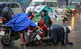 Mưa trắng trời, giao thông trung tâm Sài Gòn rối loạn