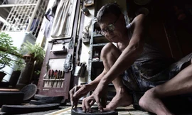 Người đàn ông làm dép cao su độc nhất ở Hà Nội