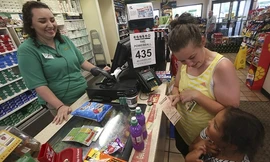 Người mua vé số Powerball tại một cửa hàng ở bang Illinois. Ảnh: WHIG.