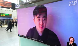 Màn hình tại một nhà ga ở Seoul chiếu đoạn video trong đó một thanh niên tự xưng là Kim Han-sol, con trai ông Kim Jong-nam xuất hiện nói về cái chết của cha mình. Ảnh: AFP.