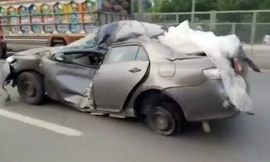 Ôtô bẹp rúm, sập gầm vẫn chạy trên đường