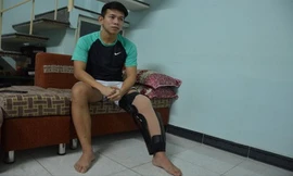 Tiền vệ Trần Anh Khoa của Đà Nẵng chính thức giải nghệ sau pha đạp thô bạo của Quế Ngọc Hải (SLNA) ở trận đấu ngày 13/9 tại vòng 25 V.League 2015.