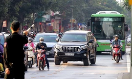 Nhiều phương tiện cá nhân thường xuyên lấn làn xe buýt nhanh. Ảnh: Bá Đô.