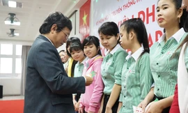 136 sinh viên vùng lũ miền Trung đã được trao tận tay vé xe về Tết.