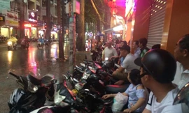 Vỉa hè gần khu vực đình Nam Chơn chật kín người.