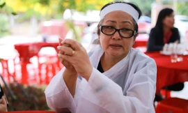 Bà Ngọc Mỹ bật khóc khi nói về chồng - NSƯT Thanh Sang. Ảnh: Bá Ngọc.