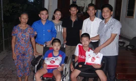 Trao quà trung thu cho trẻ em mồ côi, khuyết tật.