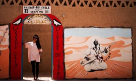 Ca sĩ thuộc Top Forbes Việt một mình khám phá sa mạc Sahara