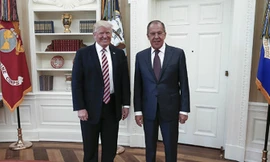 Tổng thống Mỹ Trump (trái) và Ngoại trưởng Nga Sergey Lavrov gặp nhau tại Nhà Trắng ngày 10/5. Ảnh: AFP.