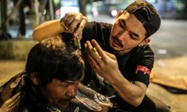 Diễn viên 'Bụi đời chợ Lớn' cắt tóc cho người nghèo giữa đêm khuya
