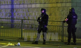 Cảnh sát gác tại hiện trường vụ nổ. Nguồn: AFP/TTXVN.