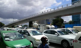 Cửa ngõ Tân Sơn Nhất lại kẹt xe kinh hoàng từ sáng đến trưa