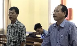 Đại diện nguyên đơn (bên trái), đại diện bị đơn (bên phải) tại phiên tòa.