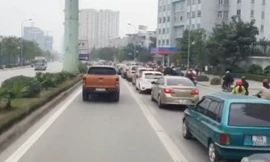 Ô tô lấn làn 'trêu ngươi' buýt nhanh BRT cả km