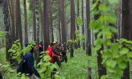 Cảnh sát nhanh chóng mở cuộc tìm kiếm em bé, 500 người tình nguyện tham gia. Họ nghi ngờ người cha đã giết và chôn con mình trong rừng. Ảnh: Sun.
