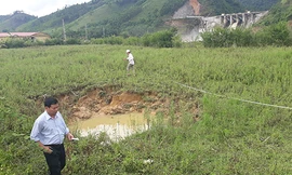 Hố sụt gần nhất nằm về hạ lưu chân đập thuỷ điện Hố Hô 800 m. 