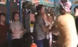 Phụ huynh vào trường hành hung giáo viên ngay tại lớp học.