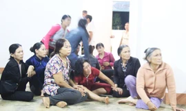 Cha mẹ khóc thương các con.