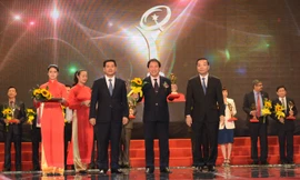 Phó Tổng giám đốc BSR Nguyễn Ngọc Anh nhận giải Vàng chất lượng quốc gia cho sản phẩm xăng dầu Dung Quất.