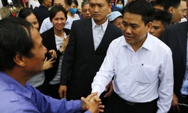 Chủ tịch UBND TP Hà Nội Nguyễn Đức Chung gặp gỡ, đối thoại với bà con nhân dân xã Đồng Tâm ngày 22/4/2017. Ảnh: Như Ý.