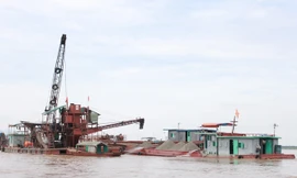 Một dự án khai thác cát dưới danh nghĩa nạo vét luồng. Ảnh: Minh Đức