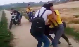 Do mâu thuẫn từ trước, sau giờ tan học, 3 nữ sinh lao vào đánh nhau (Ảnh: Cắt từ clip)