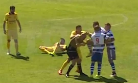 Goncalves thúc đầu gối vào mặt trọng tài. Ảnh chụp màn hình.