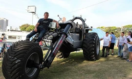 Tác giả và chiếc môtô 3 bánh hàng "khủng".