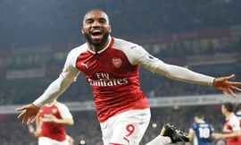 Alexandre Lacazette mừng cú đúp đầu tiên tại bóng đá Anh. Ảnh: Getty Images.