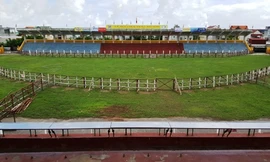 Sới chọi trâu đã được Ban tổ chức thu hẹp và gia cố chắc chắn để đảm bảo an toàn. Ảnh: VnExpress.