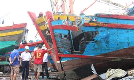 Tàu QNa 09191 bị đâm nát vừa được chủ tàu tự trục vớt lên.