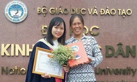 Dân mạng lay động với nụ cười người mẹ trong lễ tốt nghiệp của con gái