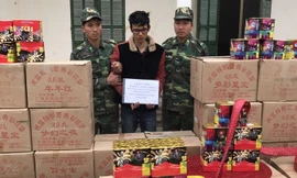 Bắt quả tang đối tượng vận chuyển 1,2 tấn pháo lậu