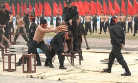 Nữ cảnh sát đặc nhiệm dùng yết hầu đè cong thanh sắt nhọn