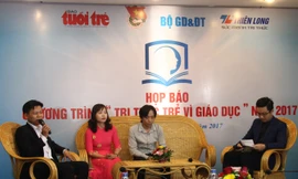 Các tác giả đạt giải thưởng tại chương trình “Tri thức trẻ vì giáo dục” năm 2016 giao lưu tại buổi họp báo.