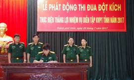 Thượng tá Thái Đức Hạnh, Phó Bí thư Đảng ủy Quân sự, Chính ủy Bộ CHQS tỉnh ký chứng nhận giao ước thi đua của các cơ quan, đơn vị.