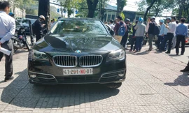 Quận 1 xử lý xe biển 80B, NG đỗ trên vỉa hè